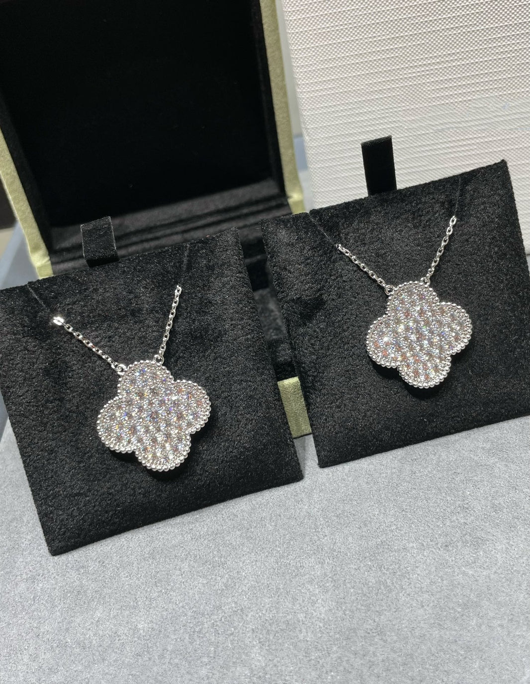 [Luna Brilliance]CLOVER 25MM LARGE PENDANT DIAMOND PAVED SILVER NECKLACE